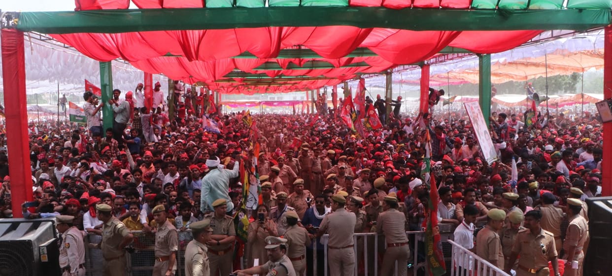 UP: To get a glimpse of Akhilesh, people climbed the pipe of the tent, broke chairs, police were sweating.