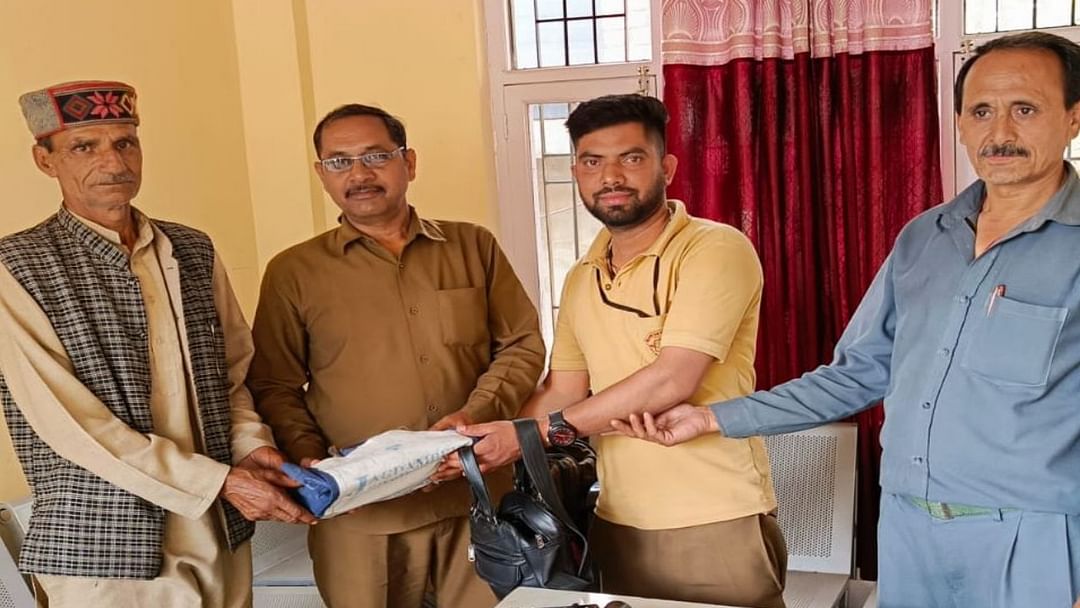 Solan News HRTC driver conductor returned 71 thousand rupees and showed honesty