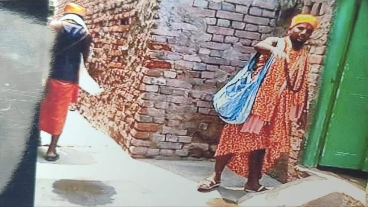 Bihar News: A vicious thug roaming around in the guise of a monk cheated, took away gold jewellery