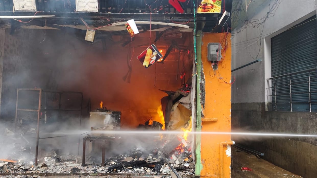 Bihar News: Fire caused by short circuit in restaurant caused loss worth lakhs, domestic cylinder exploded