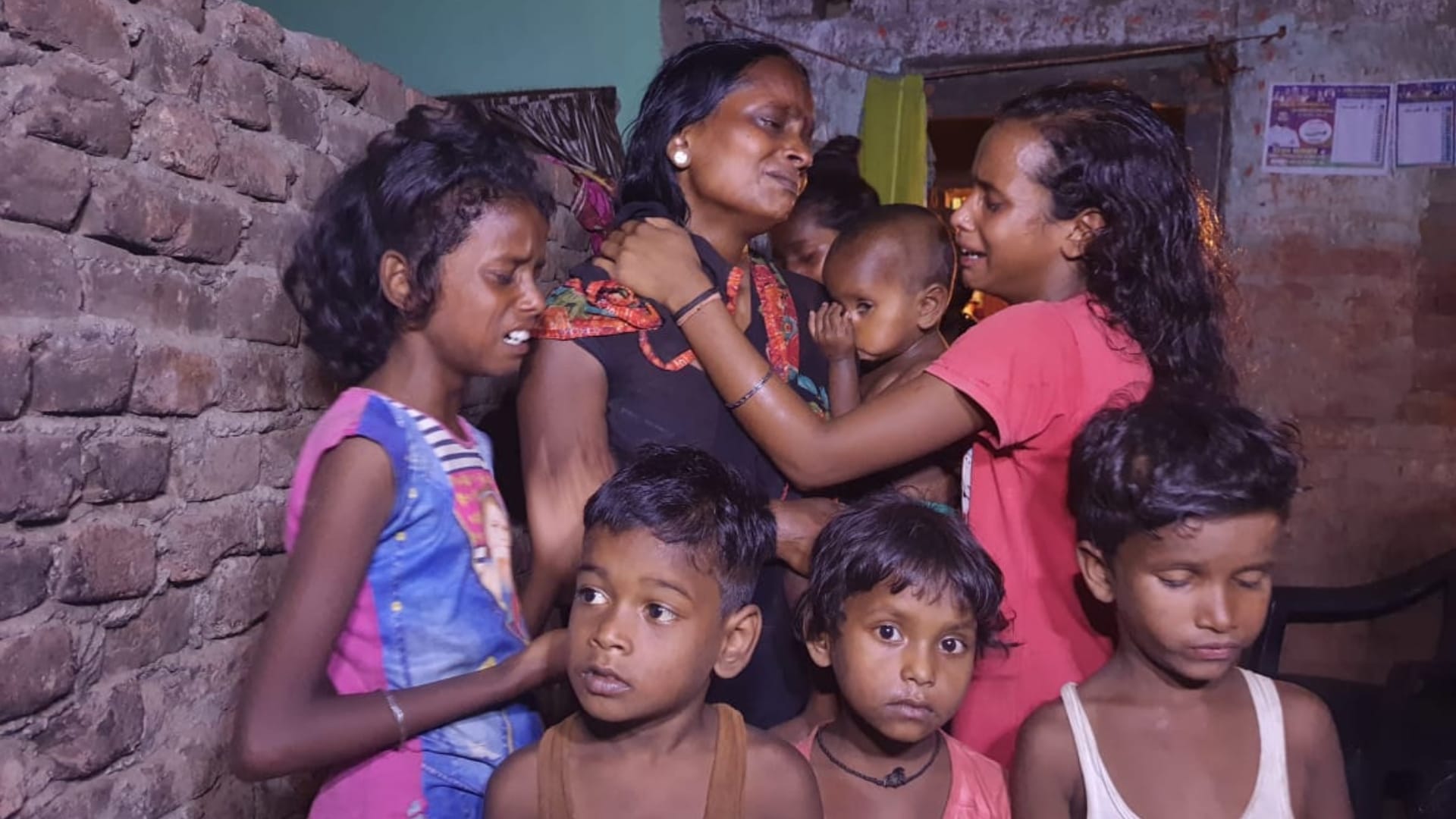 घटना के बाद रोते-बिलखते परिजन।