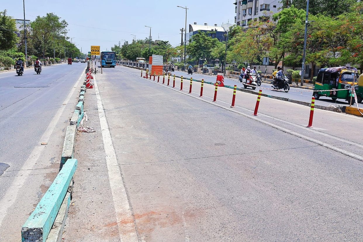 Indore: Indore's BRTS bus lane broken at three places due to bridge.
