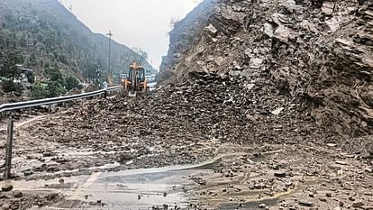 Almora Highway remained closed for three hours due to falling of mountain debris in rain