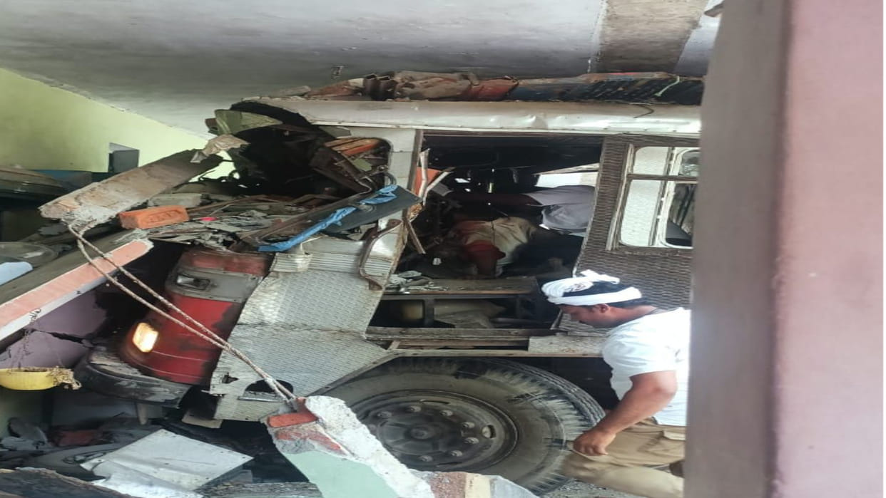 An uncontrolled truck entered the house in Basti, one innocent died, father seriously injured
