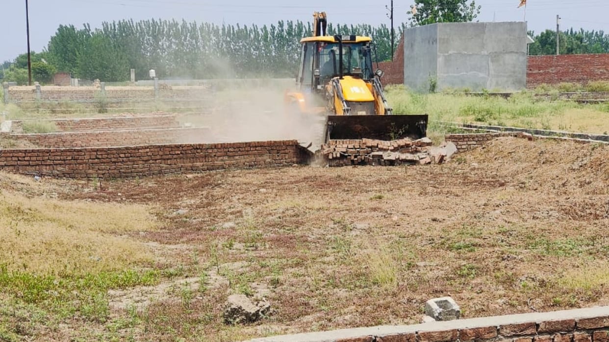 Illegal colony was built near Yamuna Expressway bulldozer demolished
