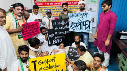 डॉक्टर ओमशंकर के चैंबर में कुछ ऐसा रहा नजारा।