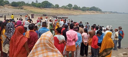 Girl drowned in ganga during went to bathe with friends in Mirzapur