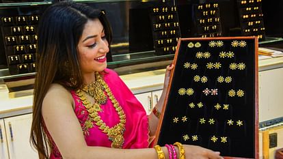 Gold Silver Price: सोने में लगातार छठे दिन बढ़त; 700 रुपये मजबूत हुआ, चांदी में 400 रुपये की गिरावट Gold Price Aaj Ka Sone aur Chandi Ka Bhav Gold and Silver Price news