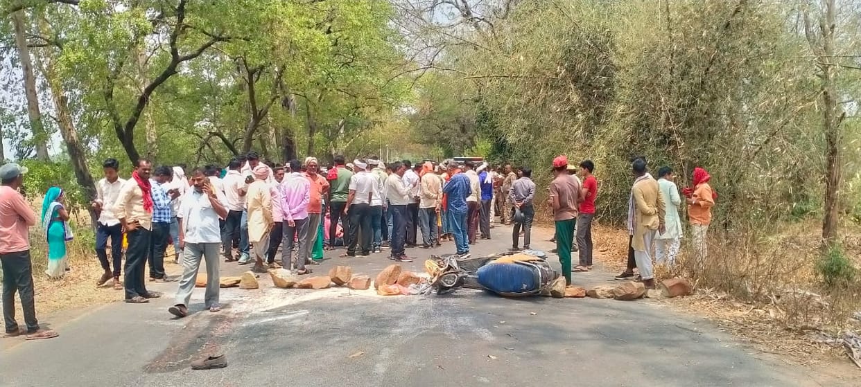 Father and son died after crushed by truck and daughter injured in mirzapur