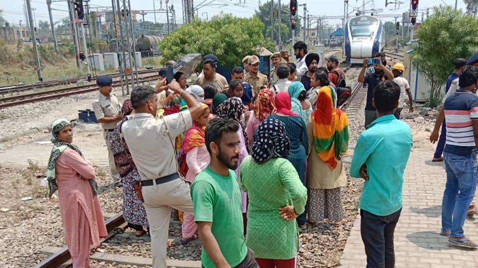 Jammu Railway Station : People angry over water problem stopped Vande Bharat train