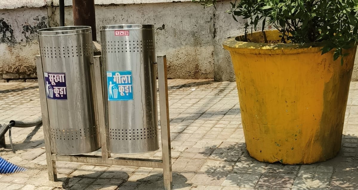 Keeping two dustbins mandatory at shops in Aligarh