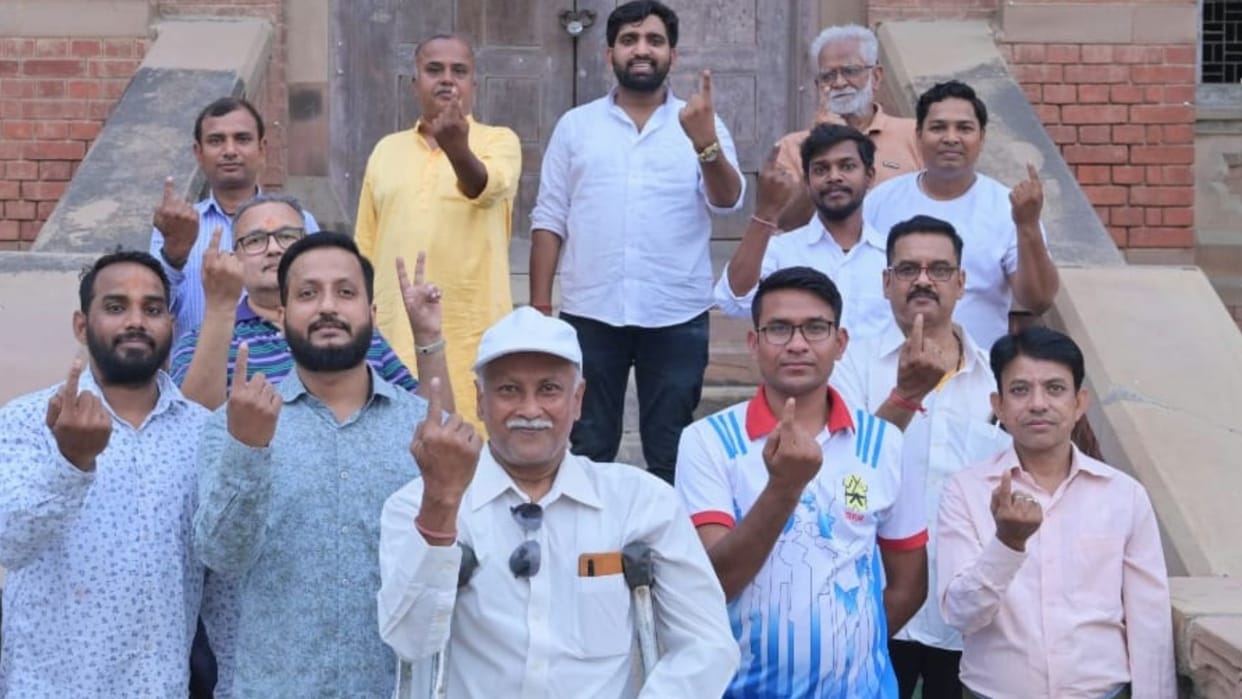 Lok Sabha Election Appeal to vote sign language in varanasi