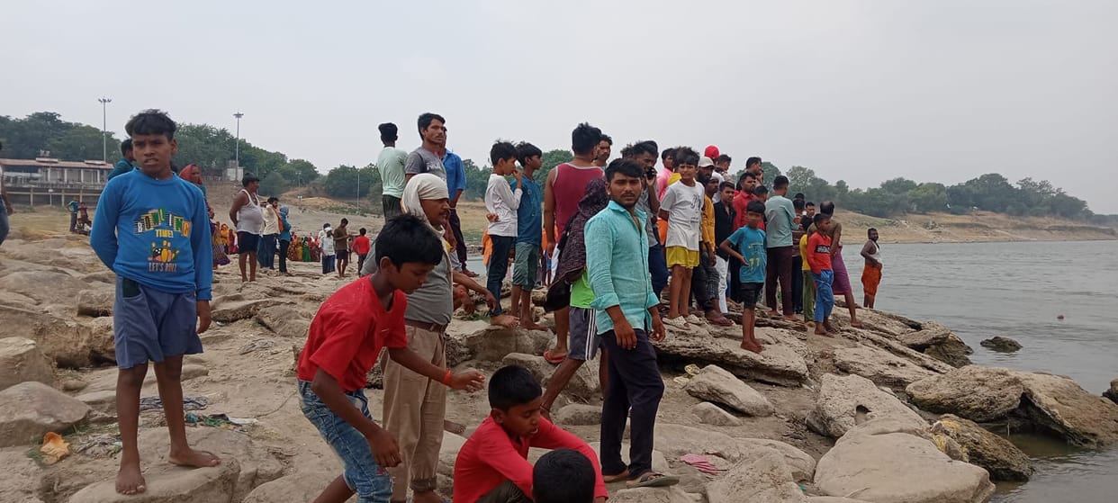 Girl drowned in ganga during went to bathe with friends in Mirzapur