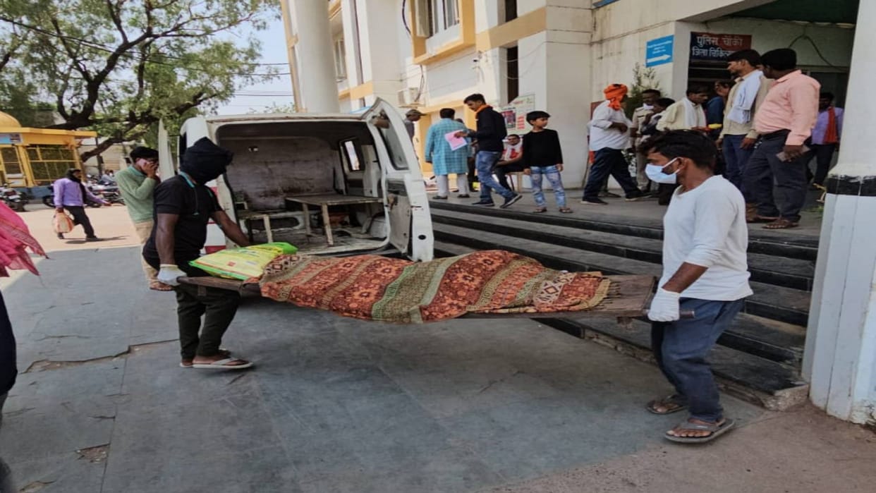 Chhatarpur Dead body of youth found at railway station discovered while cleaning
