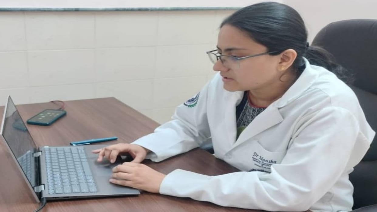 Bhopal Dr. Akanksha of AIIMS presented research on breast cancer in Thailand