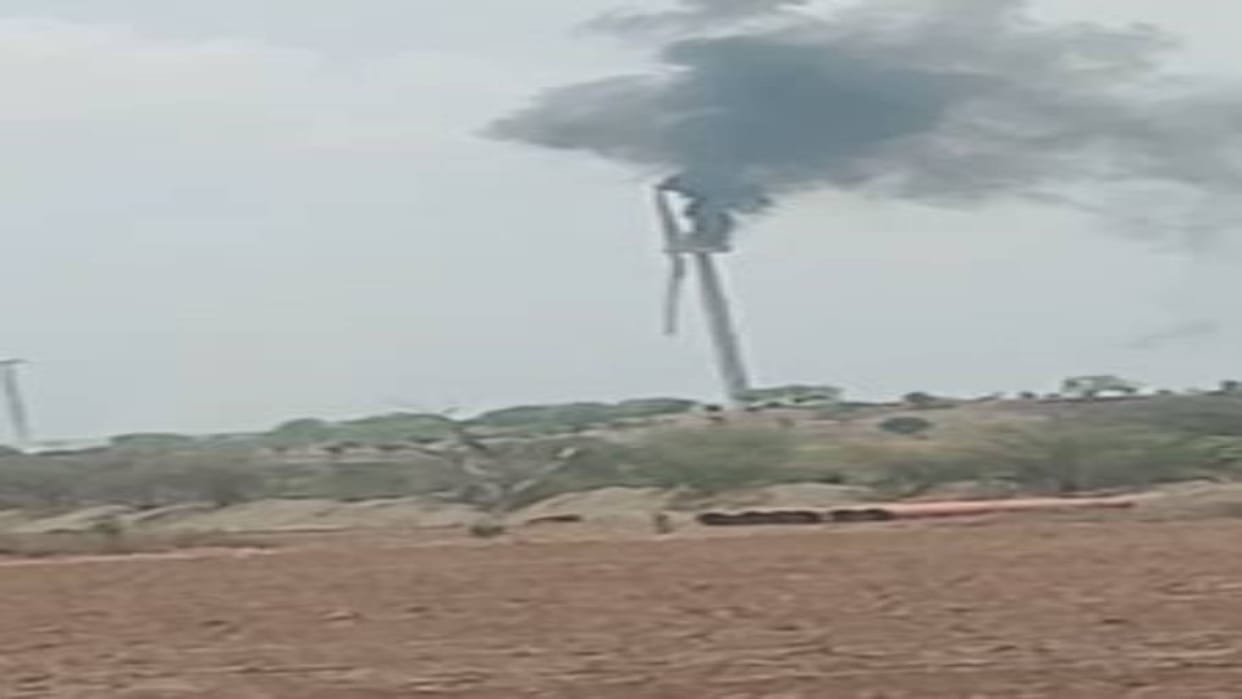 Shajapur News Fire in wind mill fear of loss worth lakhs of rupees technical team engaged in investigation