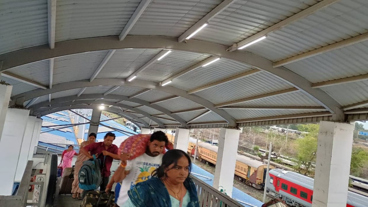 Bhopal Lift-accelerator closed at Rani Kamalapati station passengers climbing stairs carrying luggage