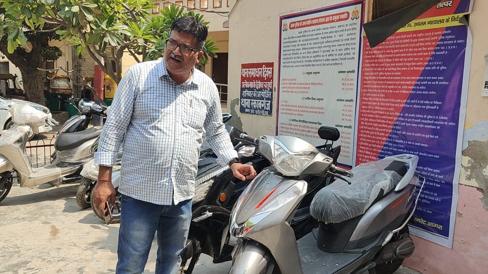 battery of such an e-scooty can explode at any time be careful while buying being sold in Agra