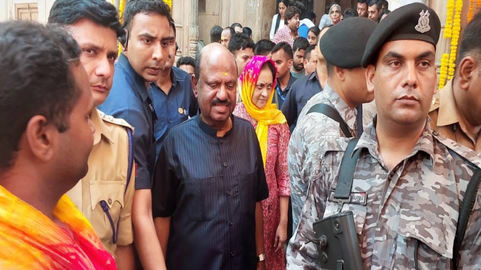 Governor of West Bengal visited Banke Bihari Ji in Vrindavan with his family