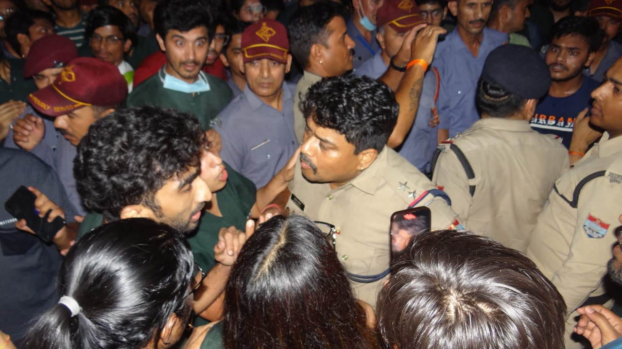 Police entered ward on third floor with a van to arrest the doctor Rishikesh AIIMS Nursing officer molest Case