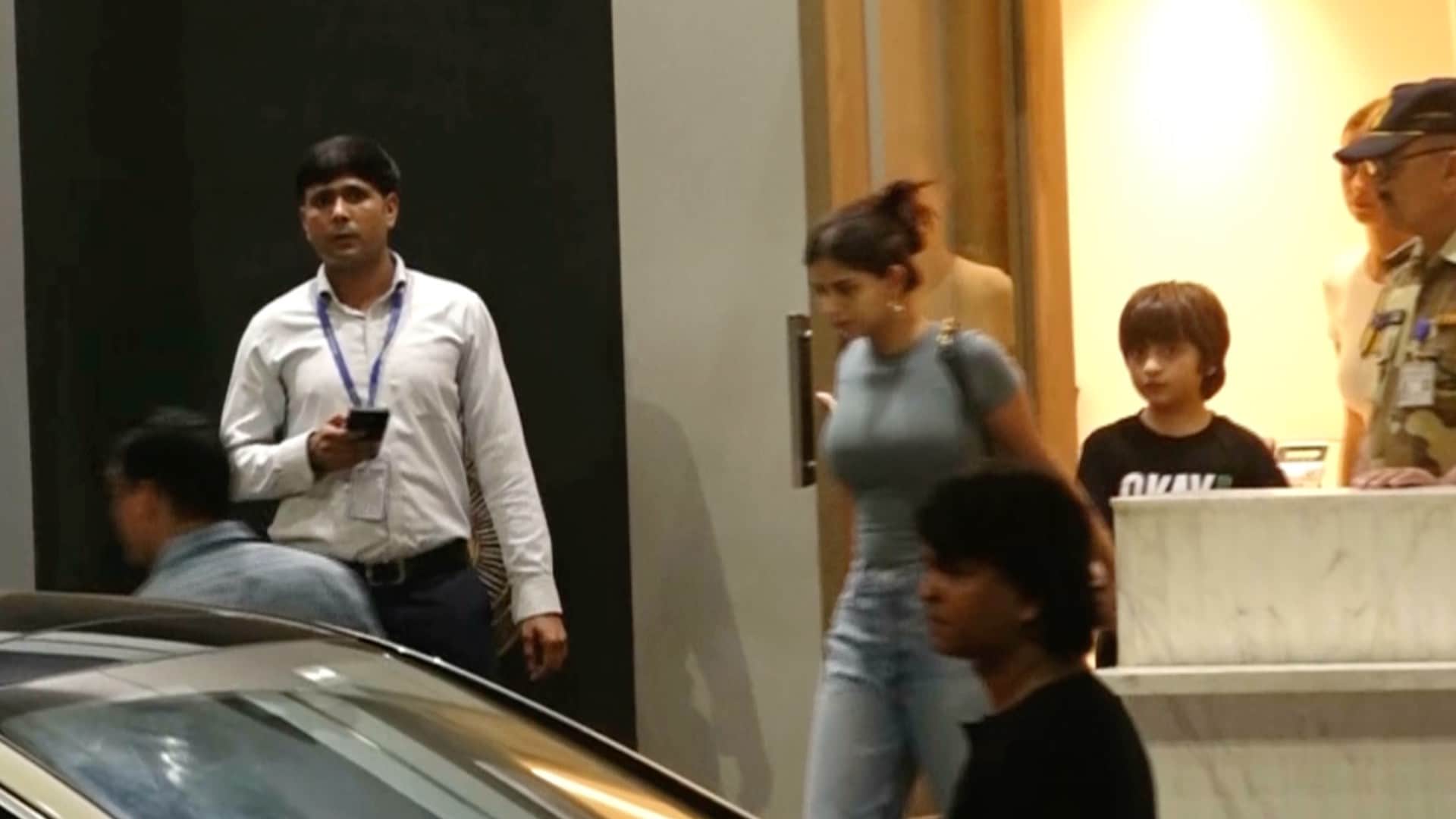 King Khan Shah Rukh Khan returns to Mumbai with wife Gauri khan and daughter Suhana khan from Ahmedabad