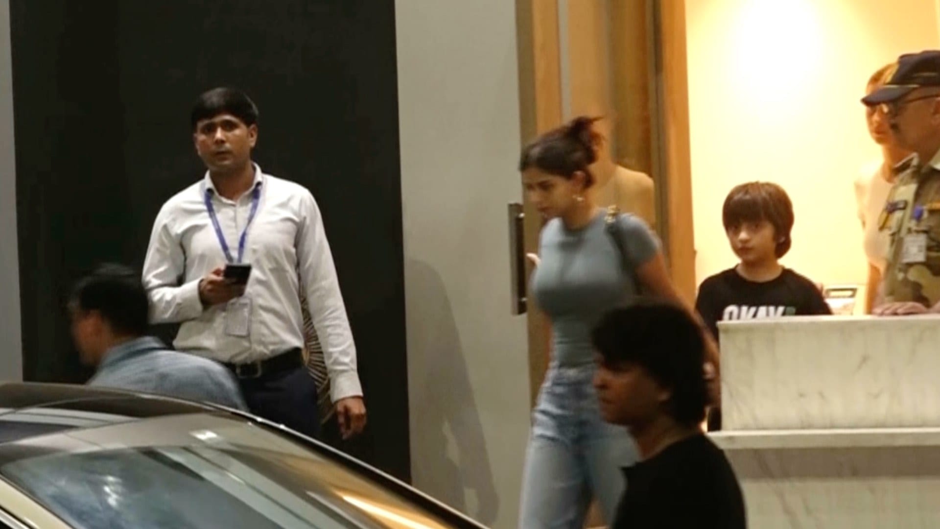 King Khan Shah Rukh Khan returns to Mumbai with wife Gauri khan and daughter Suhana khan from Ahmedabad