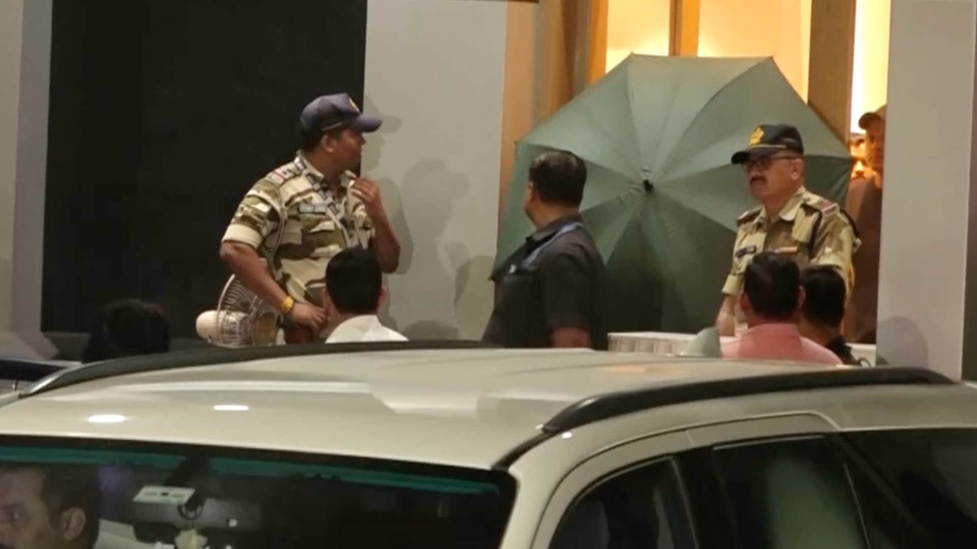 King Khan Shah Rukh Khan returns to Mumbai with wife Gauri khan and daughter Suhana khan from Ahmedabad