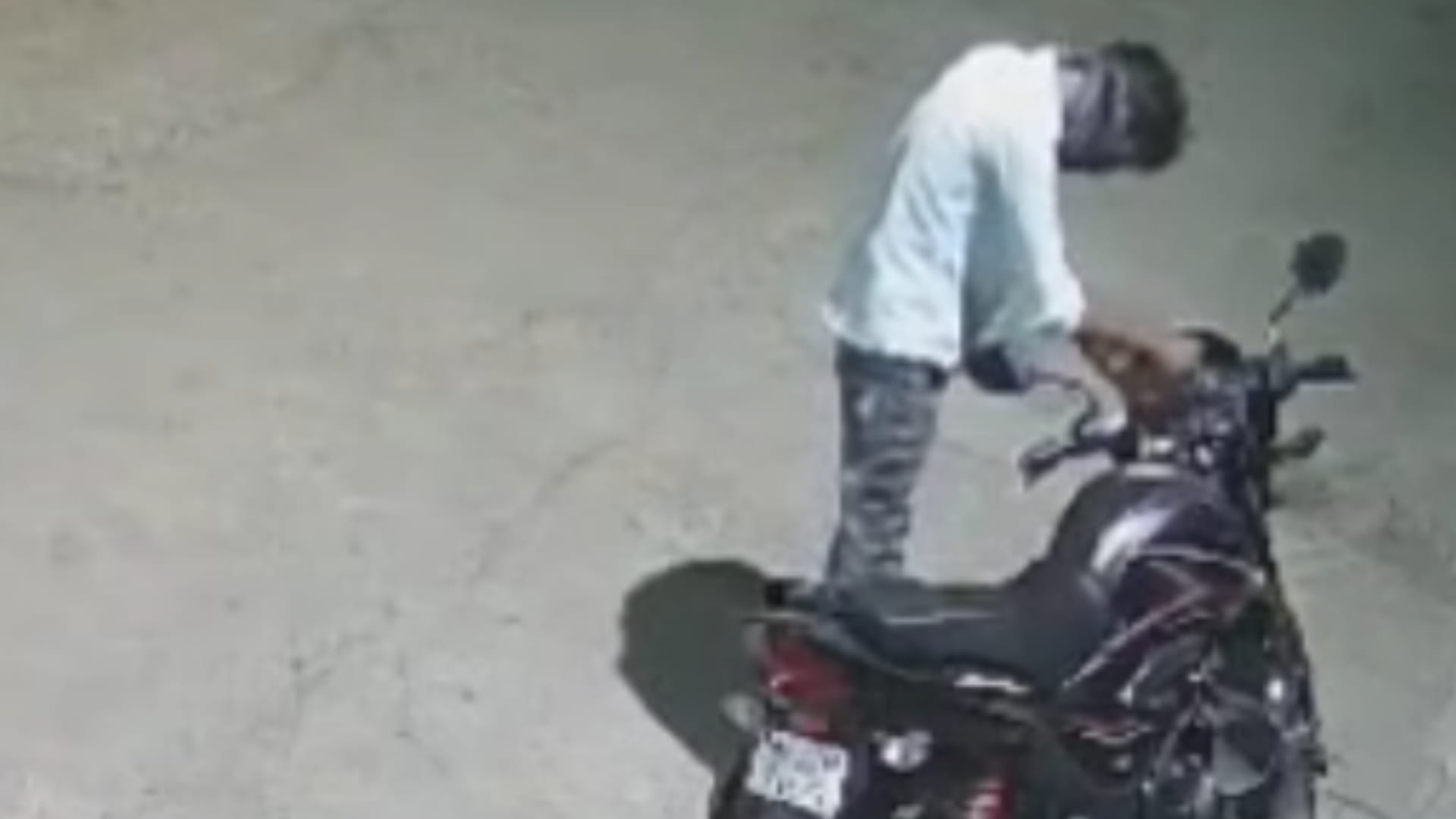 शाजापुर में बाइक चुराते हुए चोर।