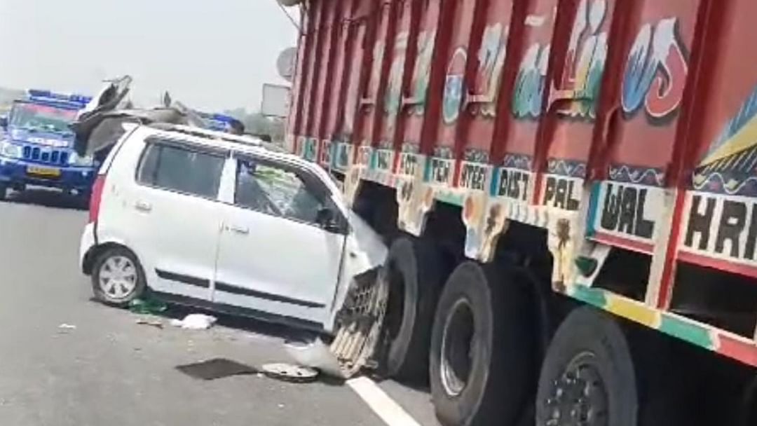 Car rammed into truck parked on Delhi-Mumbai Express