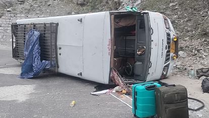 Bus overturns after going out of control accident while returning from Badrinath