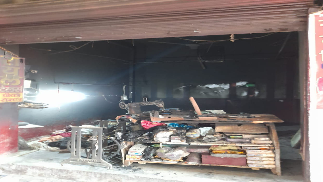 A shop caught fire due to short circuit in Deoria. clothes burnt to ashes