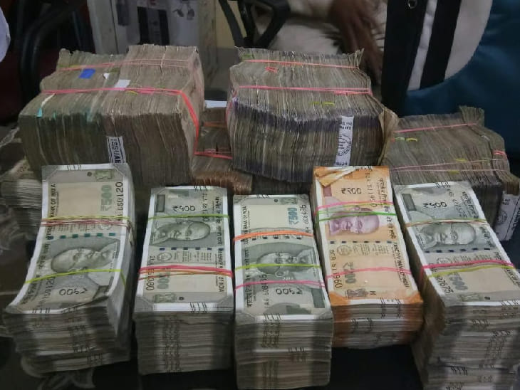 UP: Raids on more than 5000 illegal arms manufacturing bases, cash, liquor, metals worth Rs 493.68 crore seize