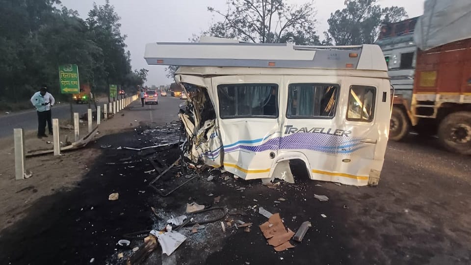 Ambala Accident News Traveler Carrying Passengers To Vaishno Devi Collides With Trolley 3 Dead