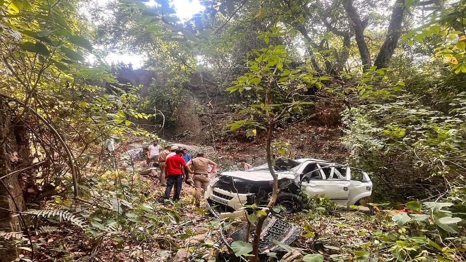 12 people injured when car falls into ditch in nainital