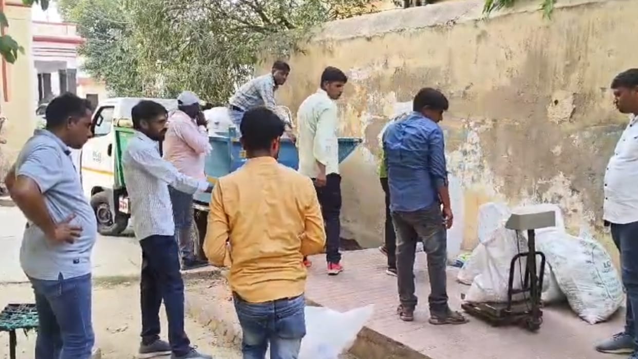 Alwar News: Crackdown on plastic bag sellers in Alwar, shopkeepers closed their warehouses and ran away
