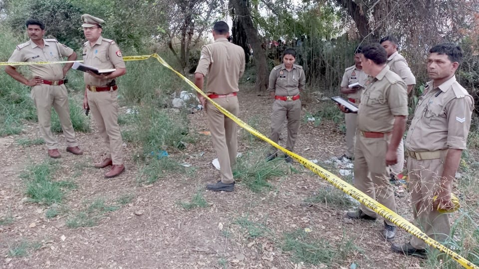 Sambhal: After dispute with his wife, he brought his girlfriend home, when she protested, he hanged himself