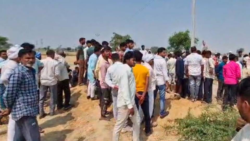 last rites of father and innocent children performed who died in accident in Etah