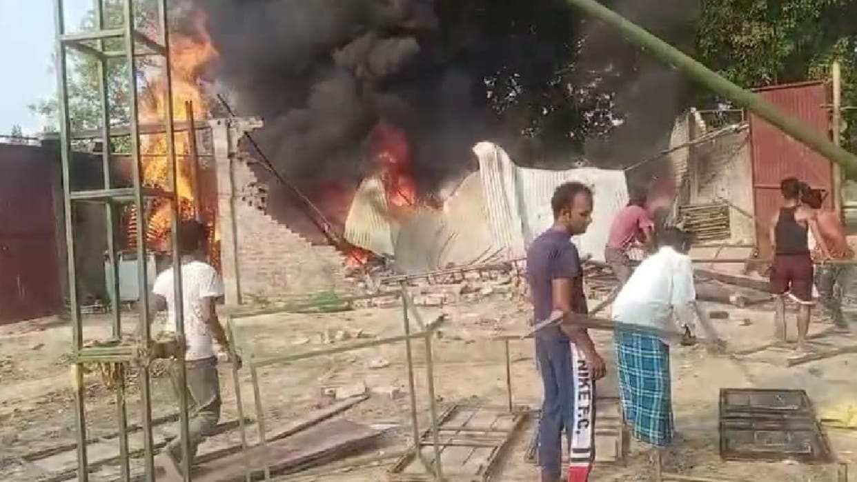 Bahraich: Fire broke out in a godam of tent house.