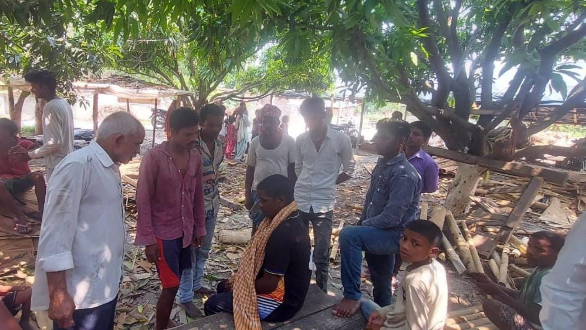 Bihar News: Madan Manjhi suddenly returned home after 20 years, family happy; parents had died in separation
