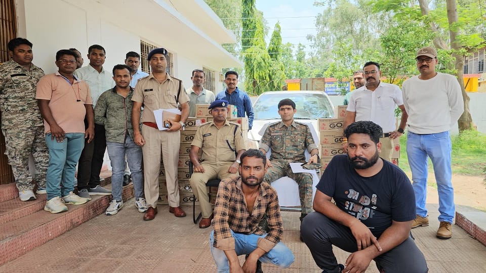 Large quantity of illegal English liquor recovered two smugglers also arrested by police in Kondagaon