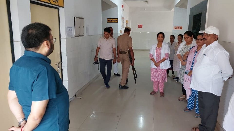 Moradabad: Locked in Bilari CHC... Doctor found missing, DM said - take strict action against both