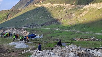 Kedarnath Dham news Emergency landing of helicopter in Kedarnath, pilgrims narrowly escaped.