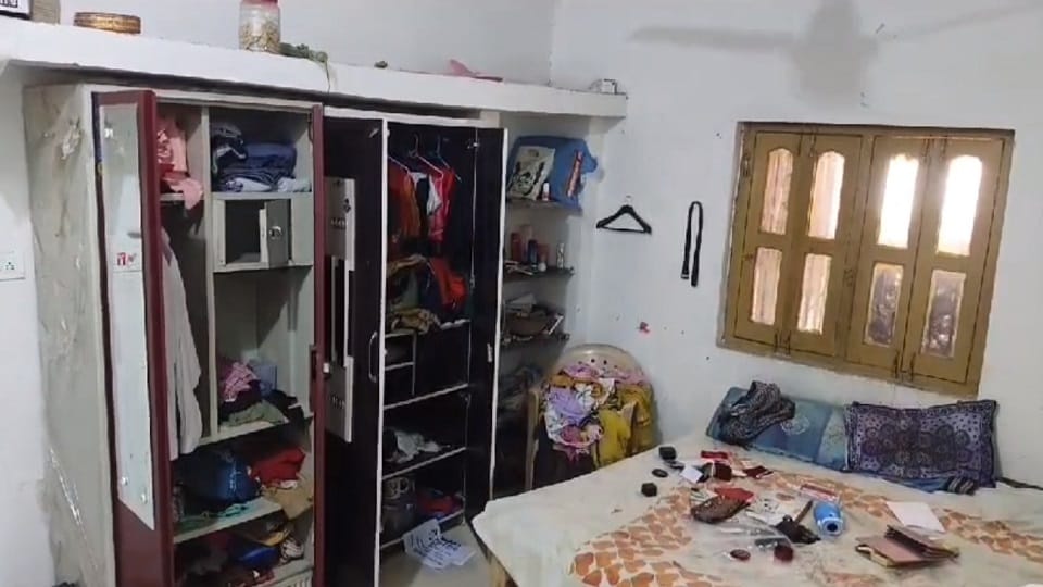 Thieves stole from an abandoned house in Janjgir