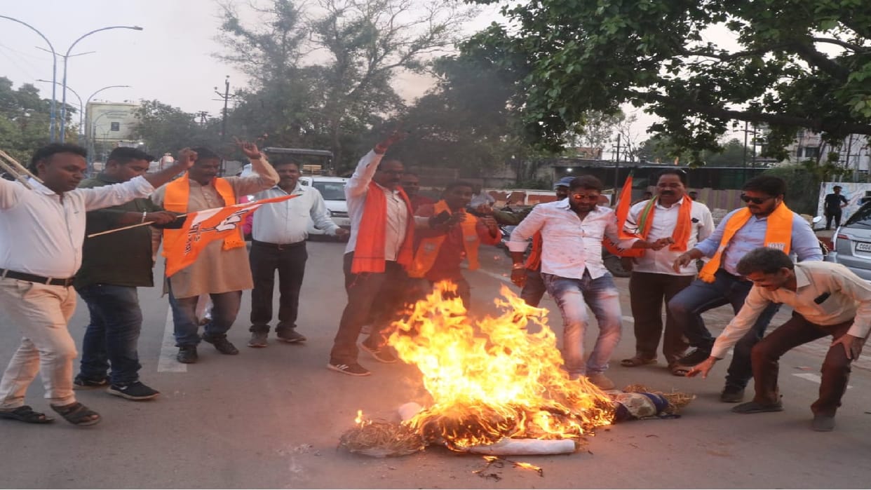 BJP Effigy burnt against West Bengal CM in reservation case in Raipur