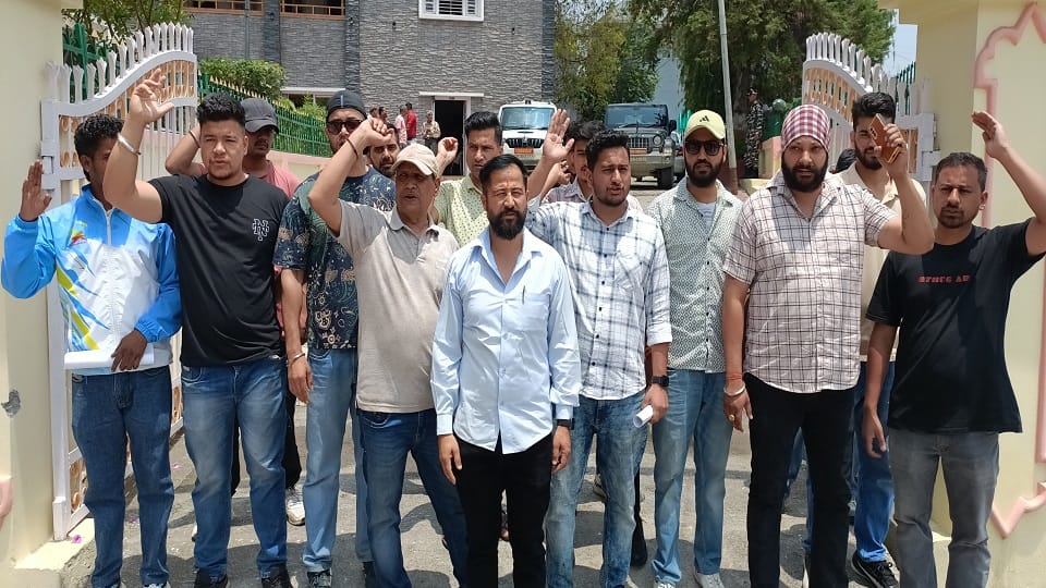 Congressmen protested demanding operation of e-rickshaw