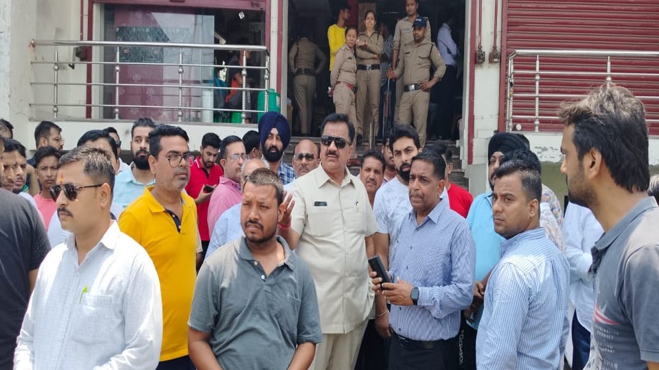 BJP-Congress leaders protest against Income Tax Department action in Rudrapur