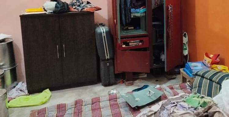 आगरा में बंद मकान के तोड़े ताले: बेटे से मिलने गए थे दंपती, राइफल और गहने हो गए चोरी