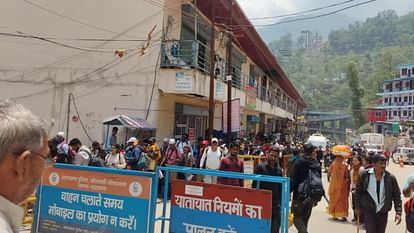 Kedarnath Dham: अचानक बिदका घोड़ा, यात्री के पेट पर मारी लात, बेहोश...एक अन्य महिला टक्कर लगने से घायल Kedarnath Dham horse kicked the passenger in stomach another woman was injured in collision