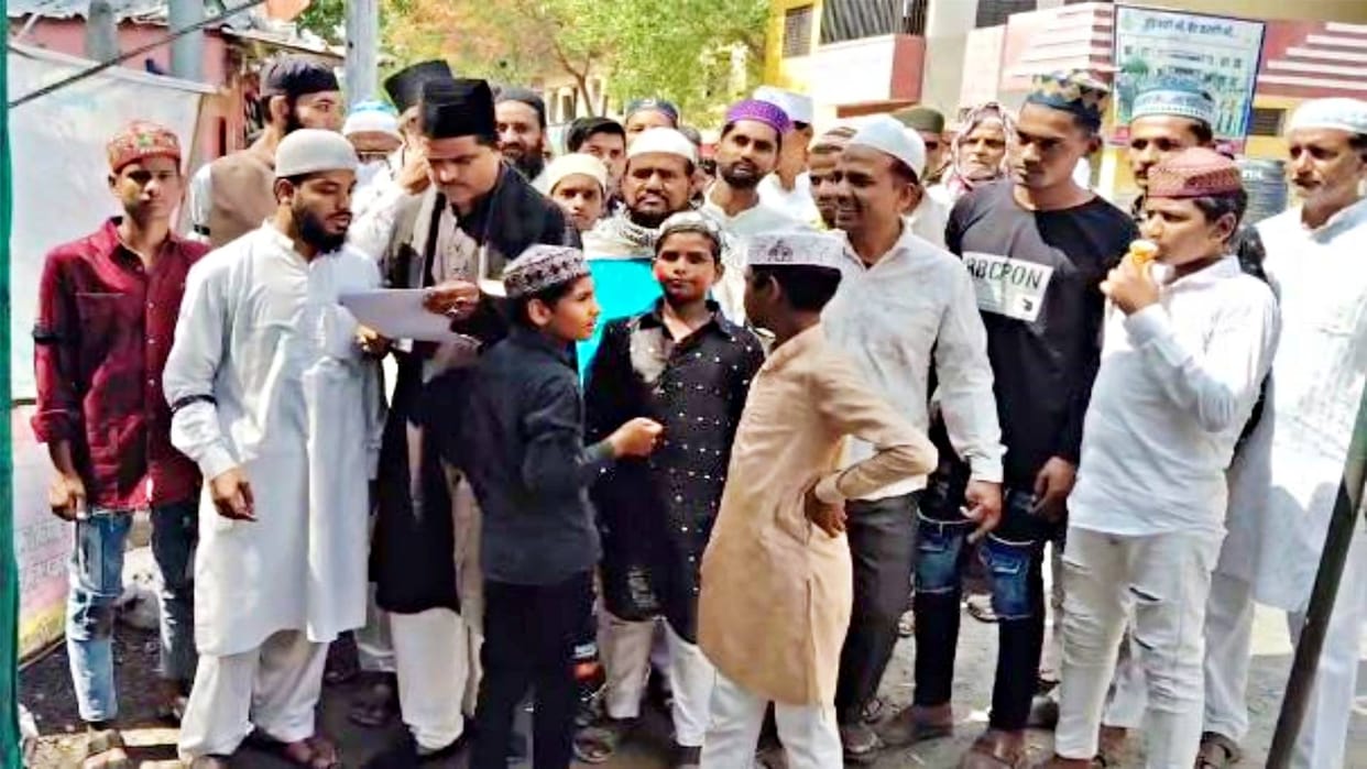 Dhar Bhojshala Survey Muslim community came to offer Namaz during survey expressed silent protest