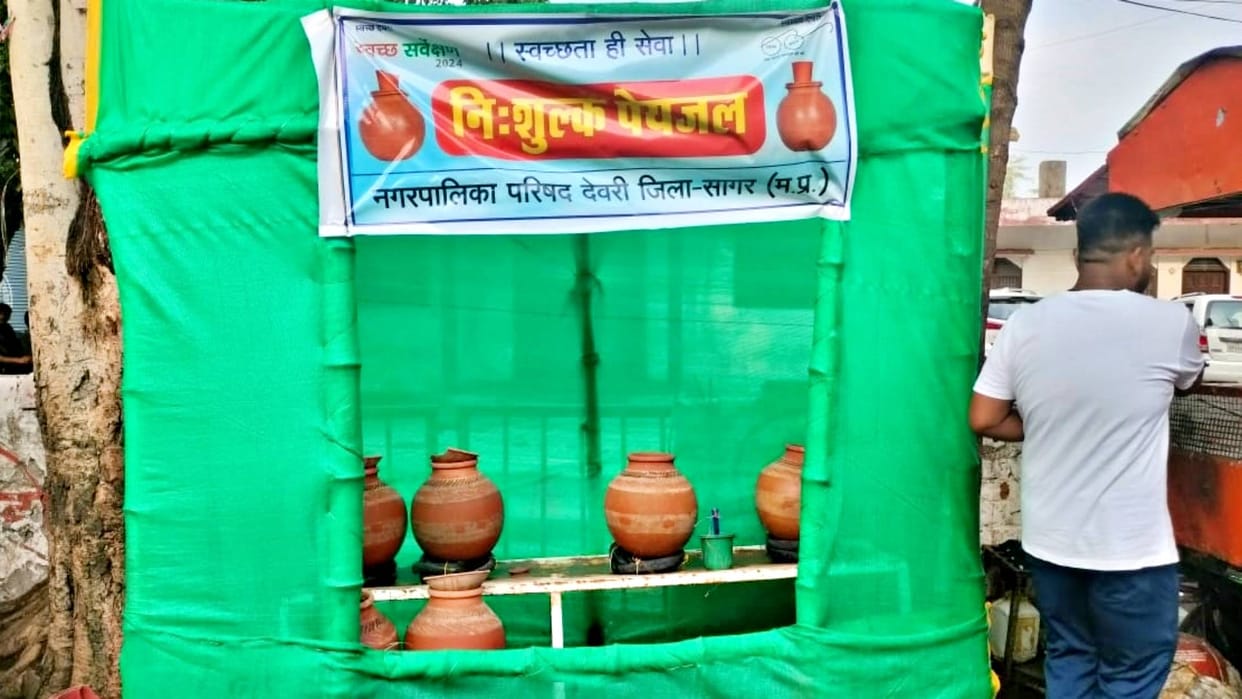 MP News NPA placed water pots on stretchers keeping dead bodies in Sagar people kept distance drinking water